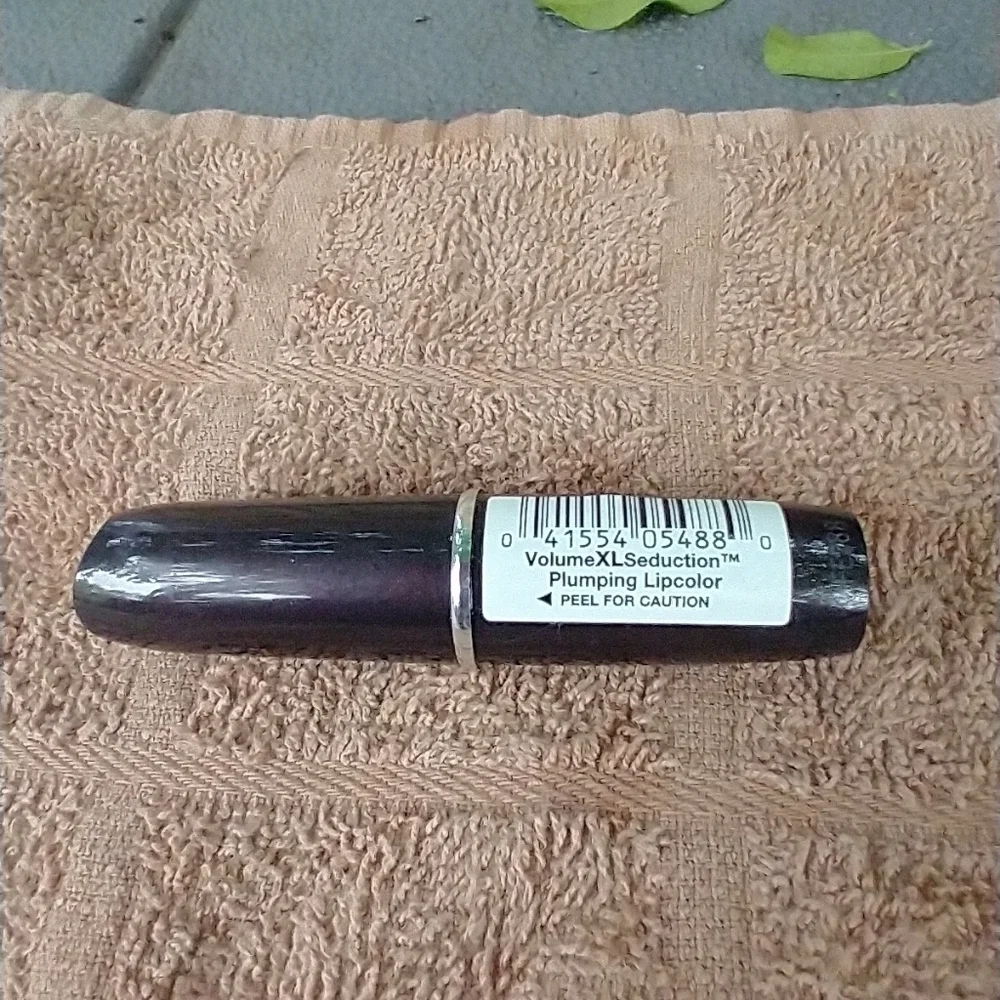 Volume xl seduction plumping lip color 140 petal a